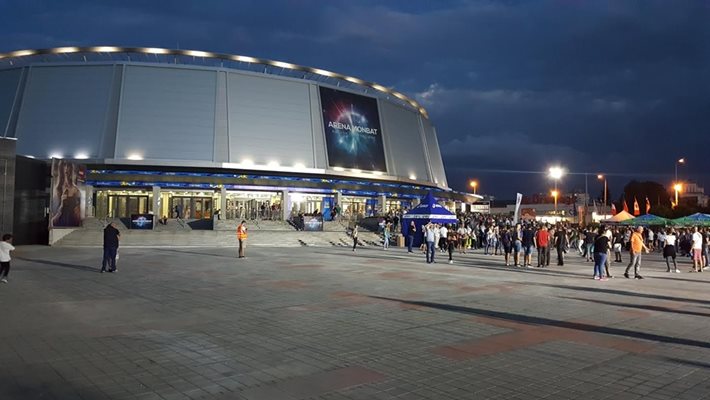 Обстановката пред „Арена Монбат” бе празнична час преди мача СНИМКИ: Авторът