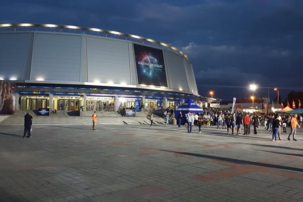 Обстановката пред „Арена Монбат” бе празнична час преди мача СНИМКИ: Авторът