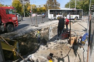 Разкопаха пак бул. "България" в Пловдив, огромни задръствания