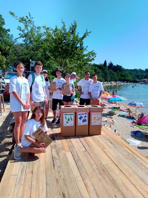Момчетата и момичетата доброволци от клуб "Приятели на морето - Варна", които направиха акция по опазване чистотата на морето и плажа на Траката. Снимки: Архив на Дарина Иванова