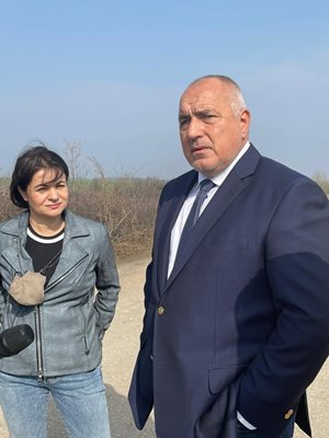 Борисов инспектира пътя Монтана-Видин заедно с бившата областна координаторка на “Има такъв народ”във Видин Росица Кирова.