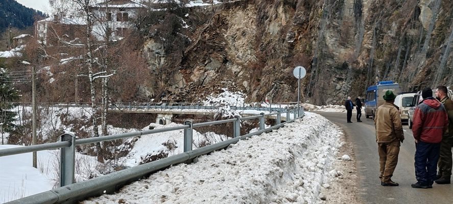 Свлякла се скална маса затвори напълно пътя между Смолян и Девин.