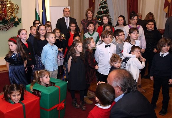 Президентът Румен Радев и съпругата му Десислава поканиха деца на “Българската Коледа” на “Дондуков” 2, за да украсят заедно елхата.