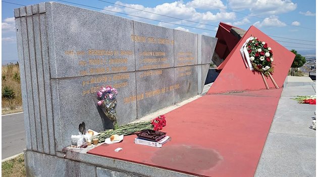 Паметник на 14-те загинали войници през 1995 г.