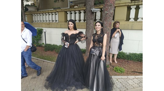 Абитуриентките от ПГ "Ана Май" Михаела и Ивелина с нетърпение чакали бала, купили си роклите още през декември