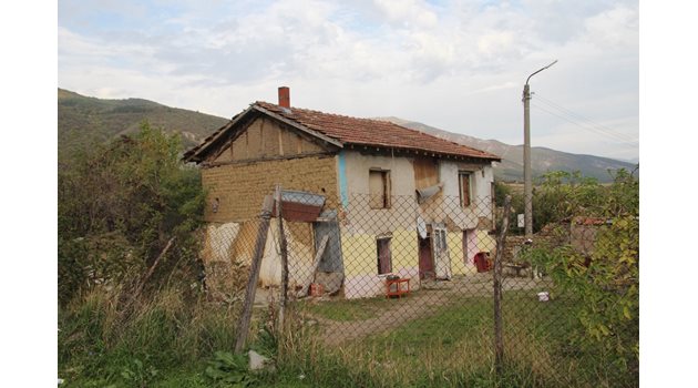 Семейството на обвинения за убийството 14-годишен Тунджай Идризов, което има и по-малка дъщеря, живее бедно в тази кирпичена къща в село Скобелево. 
