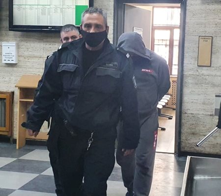 Георги Стоилов Шиков крие лицето си в съда с качулка. Снимка: Авторът