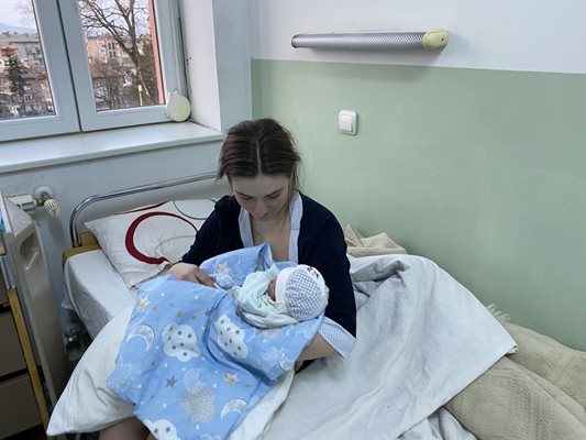 Бебето Марк и майка му Анастасия от Украйна се чувстваха добре в казанлъшката болница.