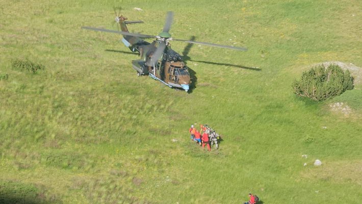 Планински спасители и военен хеликоптер в помощ на бременна в Пирин преди две седмици. СНИМКИ: ПСС