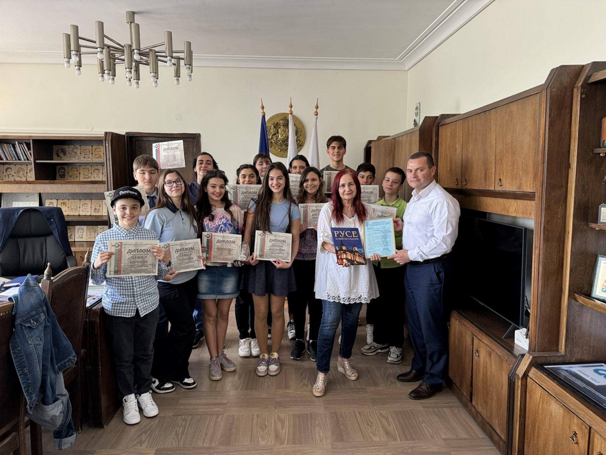 Възпитаниците на театрална школа „Артистисимо“ се срещнаха с кмета на Русе