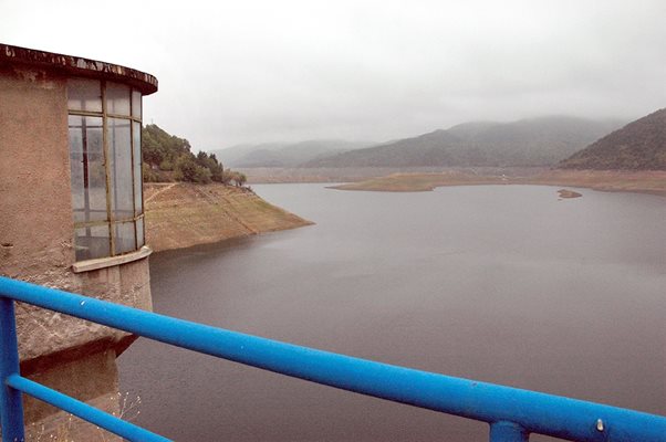 Няма опасност нито да прелеят, нито да останат без вода язовирите в Пловдивско, уверяват от областната управа.