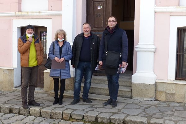 Пламен Панов и Ангел Янков подписаха документа за предоставянето на къщата. 