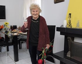 Станка Стефанова приема розата от екипа на “24 часа” и вдига наздравица с чаша шампанско.
СНИМКА: РУМЯНА ТОНЕВА