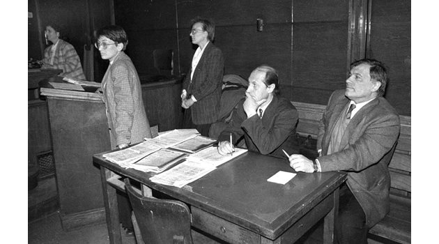 Иван Славков седи заедно с адвоката си Георги Гатев. Правата жена с очилата е адвокатката му Ина Лулчева.
СНИМКА: ИВАН ГРИГОРОВ

