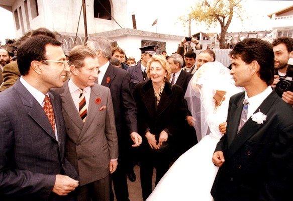 Принц Чарлз и президентът Петър Стоянов присъстват на сватбата на Вълчо и Живка в пловдивския квартал “Столипиново” през ноември 1998 г. Снимка: "24 ЧАСА"