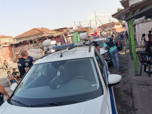 Полицейска акция върви в етническите махали на Пловдив.
