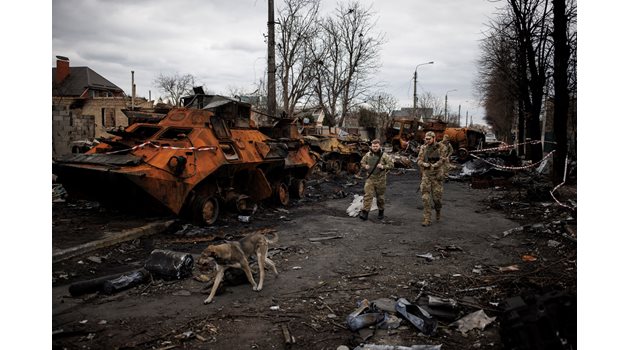 Руските танкове стават лесни мишени за украинците, тъй като се движат без охрана.