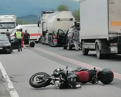 Моторист пострада при падане на пътя за Гърция, движението край Симитли е спряно.