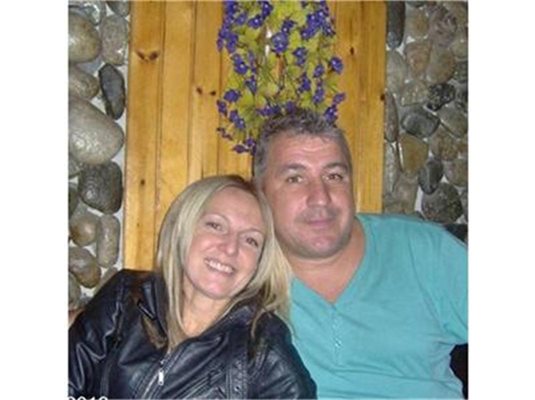 Емил Евтимов (на снимката със съпругата си Жулиета) купува и продава апартамент на морето само за 2 г., както и две беемвета. СНИМКА: ФЕЙСБУК