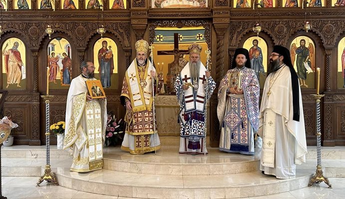 Пловдивският митрополит Николай и Западно-и Средноевропейският митрополит Антоний отслужиха божествена света литургия в храма на Антиохийската православна църква "Св. Благовещение" в Джебел Али, Дубай. Снимки: БПЦ