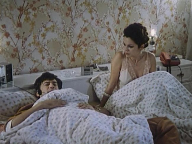 Със Стефан Данаилов във филма “Маневри на петия етаж”, където играе Генчето - съпругата на главния герой Дантон Тахов (1985 г.).