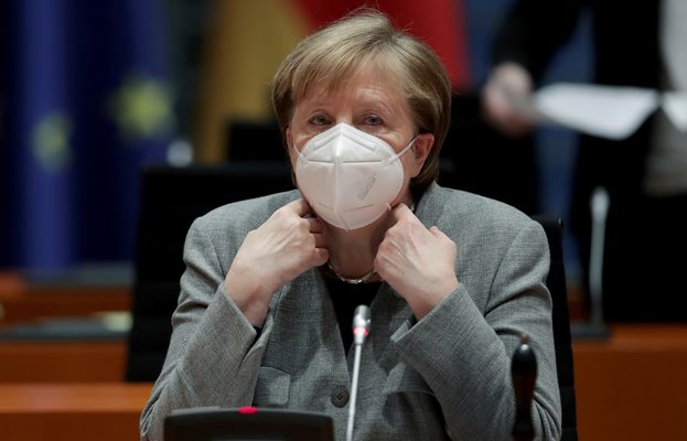 Меркел стои с маска на редовното заседание на правителството. В Германия започна битката кой ще я наследи.