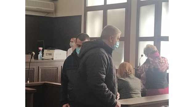 Севдалин Боюклиев (на преден план) в съдебната зала, зад него е синът му Марин