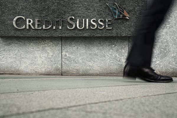 Водещи профсъюзи в Швейцария настояват UBS и Credit Suisse да спрат съкращенията