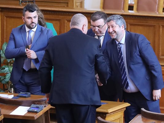 Христо Иванов се поздравява с Бойко Борисов. Двамата си поговориха няколко минути в пленарната зала.