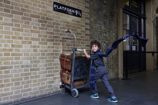 Сюжет на седмицата: И Емо (7 г.) от България чества Хари Потър в Лондон