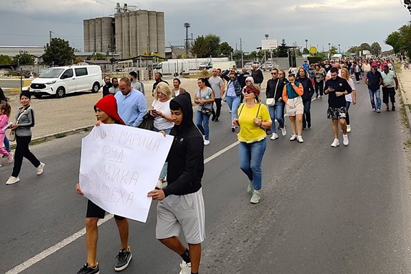 Протестите в Труд продължават, само маршрутки до селото не са достатъчни