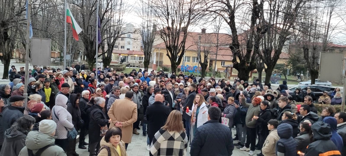 Мълчалив протест със свещи против непрозрачен търг за аптека във Вършец