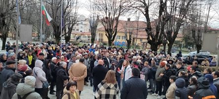 Мълчалив протест със свещи против непрозрачен търг за аптека във Вършец