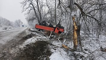 Камион се обърна по таван след удар в дърво на "Рогошко шосе" в Пловдив