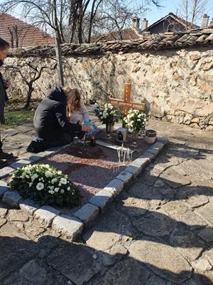 По традиция гробът бе прелят с червено вино и бяха поставени само бели цветя и бели свещи