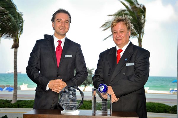 Николай Тевекелийски (вляво) получава наградата “Мениджър на годината” на световната хотелиерска верига “Хилтън”. 
СНИМКИ: ЛИЧЕН АРХИВ