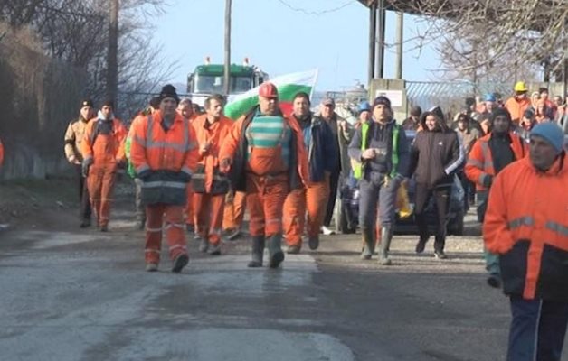 Миньори от мангановата мина "Оброчище" блокираха пътя Добрич - Албена миналата седмица СНИМКА: БНТ