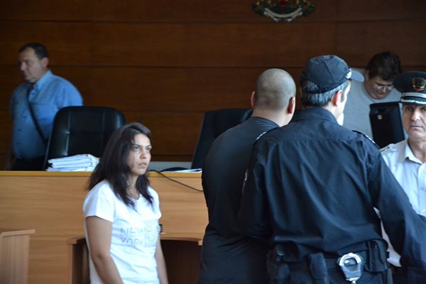 Наджие изпраща с поглед брат си, докато полицаи го извеждат от съдебната зала.