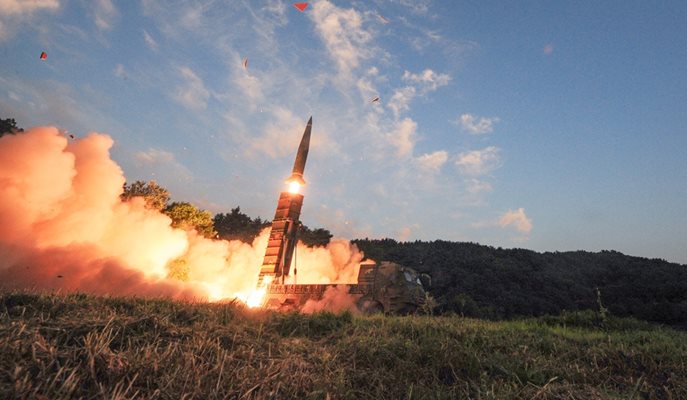 Южнокорейски войници изстрелват ракета при военни учения.
