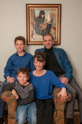 Актьорът със  съпругата си Дженифър и двамата им синове, които скоро ще са и с българско гражданство.