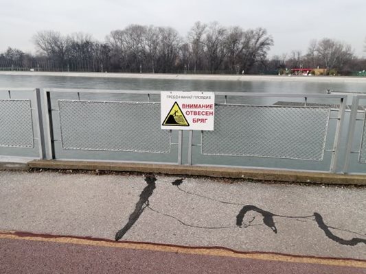 Табели предупреждават да не се влиза във водата.