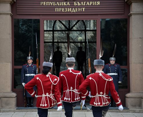 Гвардейците вече ще имат специални бонуси за дежурствата на “Дондуков” 2.

СНИМКА: ЙОРДАН СИМЕОНОВ