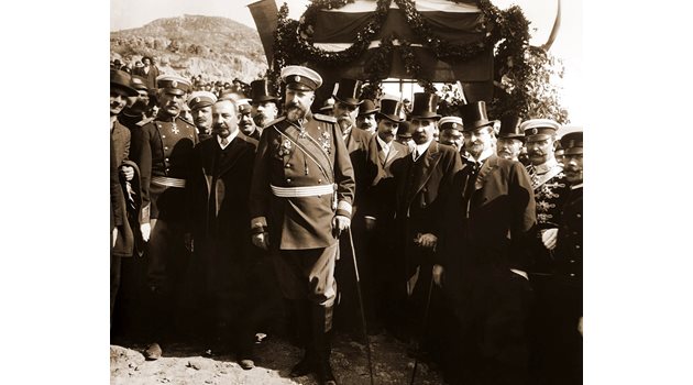 Фердинанд с правителството на Александър Малинов на път да обяви Българската независимост.