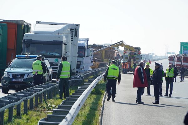 Първите камиони от конвоя след верижната катастрофа