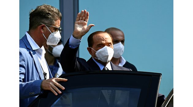 Силвио Берлускони маха на излизане от болницата в Милано, където лежа с коронавирус.