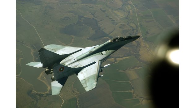 Издирвателни екипи търсят падналия край Шабла МиГ-29
