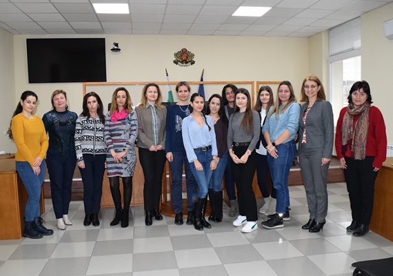 10 стажант-юристи, само дами, започват задължителен стаж в Окръжен съд – В. Търново