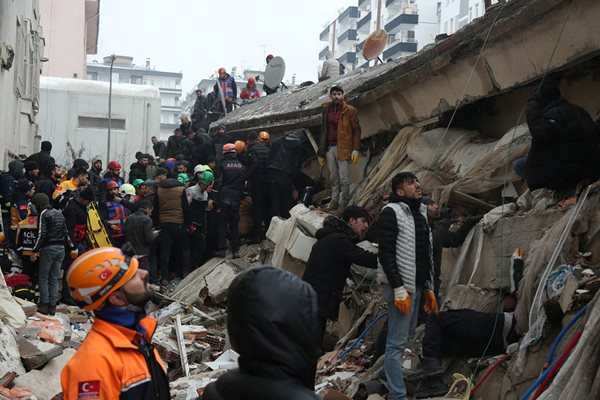 Ново силно земетресение с магнитуд 7,8 удари Турция преди минути
Снимка: Ройтерс