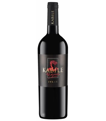 Kabile Syrah Reserve

Красив, тъмнорубинен цвят. Виното притежава завладяващ плодов букет с ефирна барикова зрялост. Във вкуса се усеща  череша и боровинка. Вкусът покорява с обемно начало, добра структура и дължина, сочна мекота и апетитен финал. Виното е съблазнително самостоятелно, както и с блюда от свинско, агнешко, говеждо, дивеч, барбекю, избрани колбаси и твърди сирена. Температура на сервиране 16-18°С.