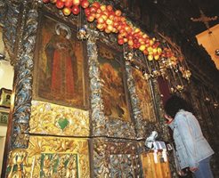 Чудотворната икона "Златна ябълка" се пази в църквата в кв.Горни Воден на Асеновград